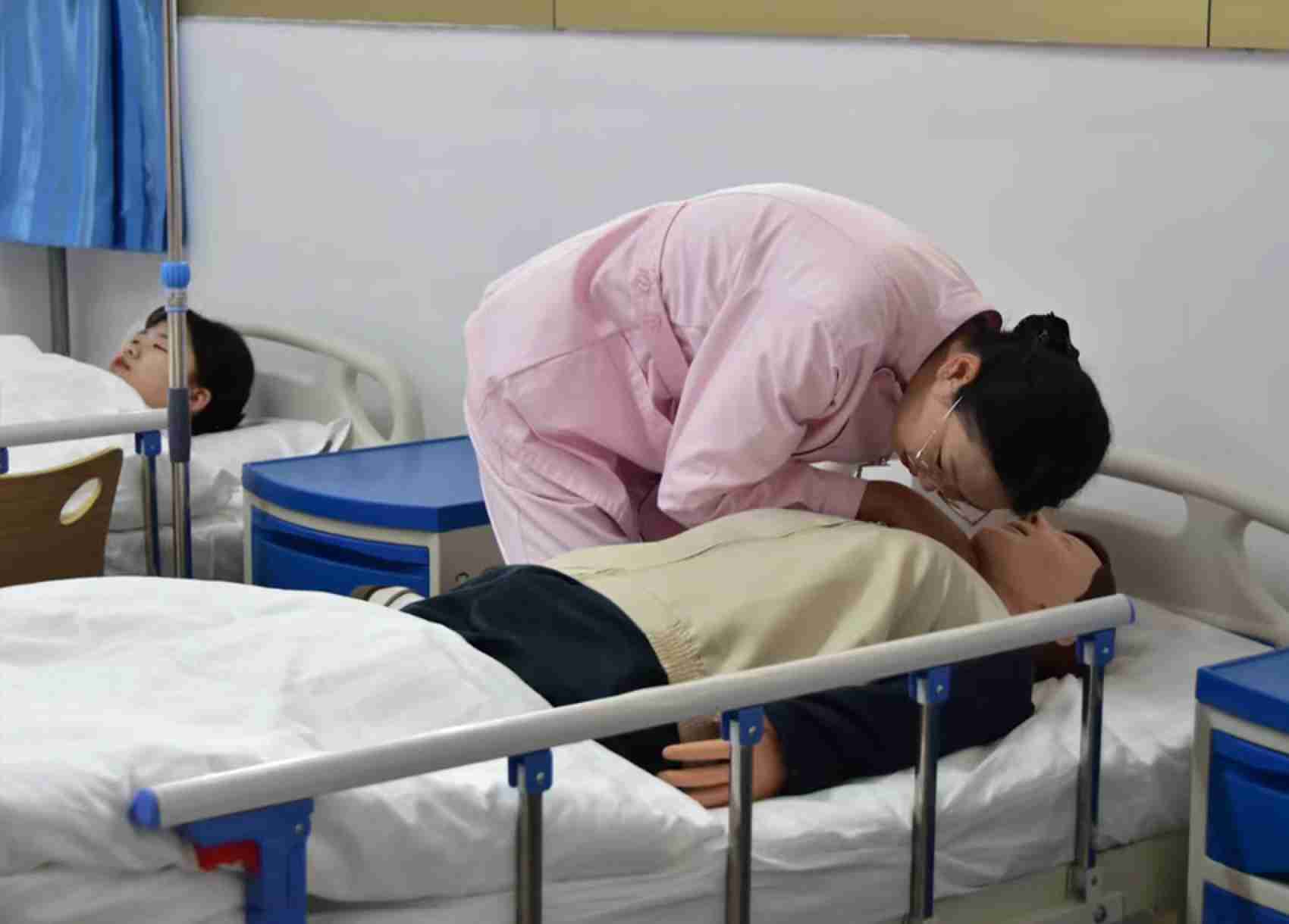 女生在兰州中专学校学习护理专业怎么样？