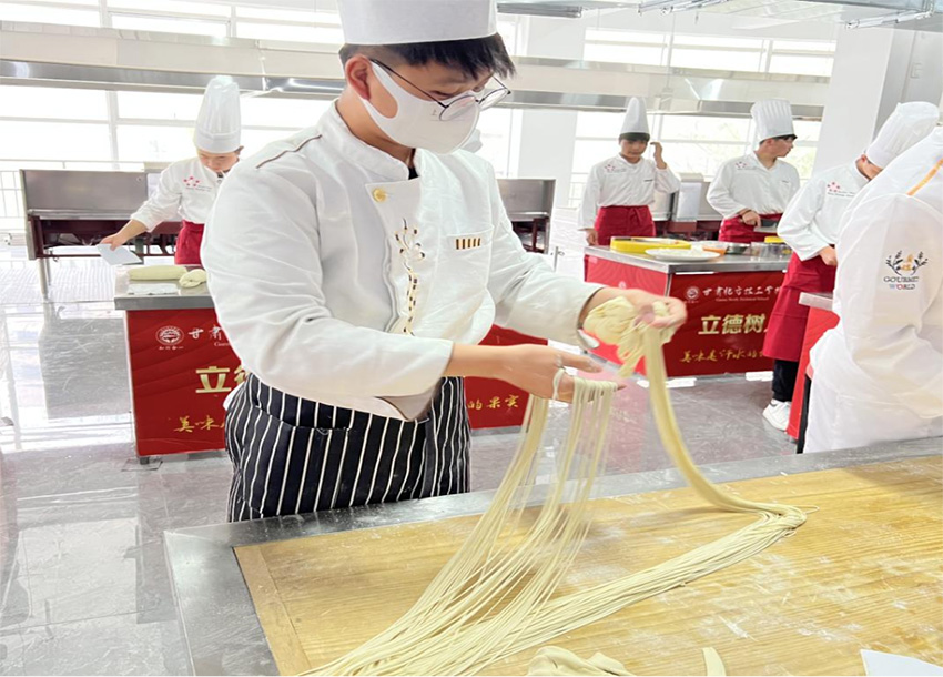 初中毕业来兰州中专学校学厨师怎么样？