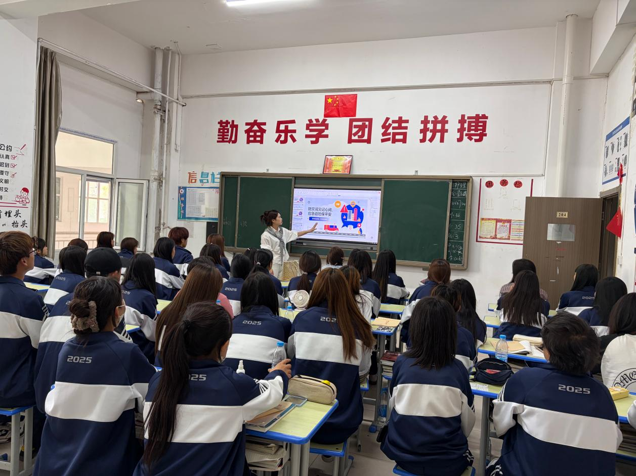 校园文字拼图・课桌旁札 | 师生情暖校园，青春不负韶华