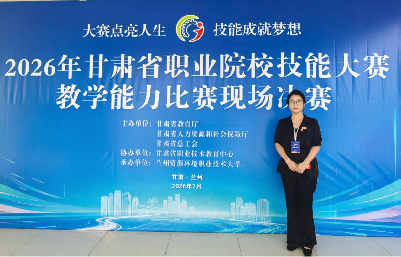 【优秀教师系列一】讲台·春秋 | 何欣蔚：尺规为笔，图纸为章